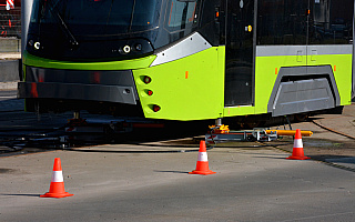 Zderzenie samochodu z tramwajem w Olsztynie. Kolizję spowodowała kobieta, która wjechała na czerwonym świetle